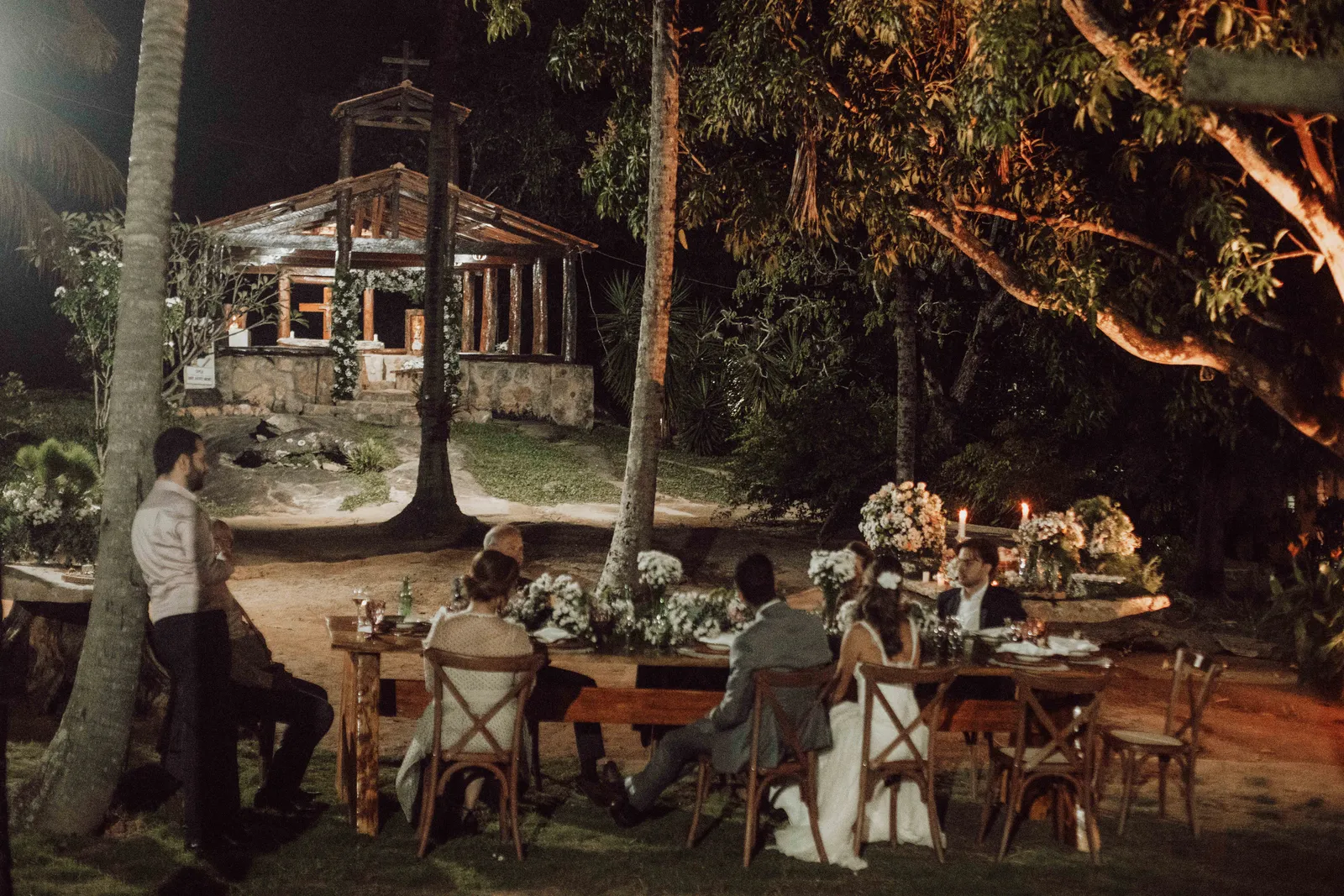 Jantar ao ar livre, em uma visão mais ampla, no fim da noite.