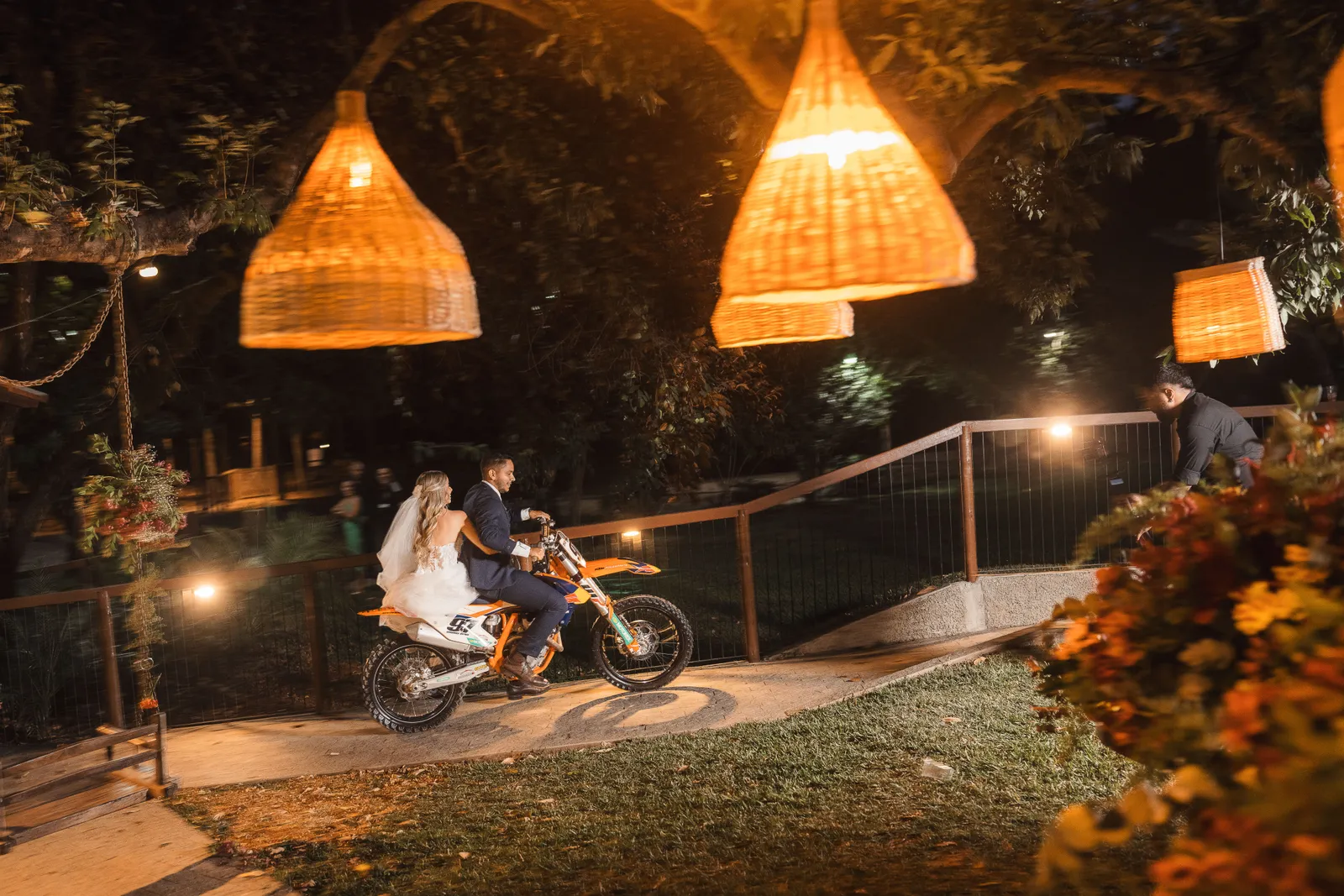 Uma motocicleta e luzes exageradas trazem um toque inesperado à cena.