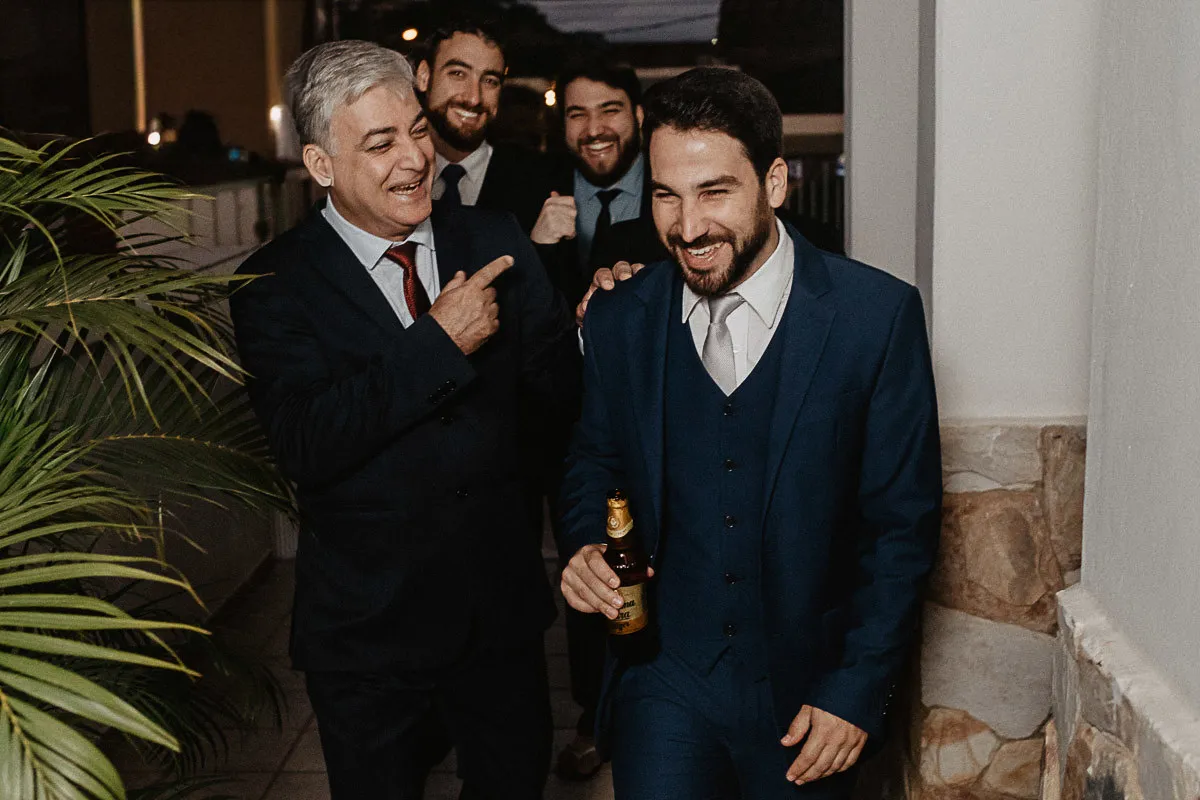 Risos e rostos em interação durante a celebração.